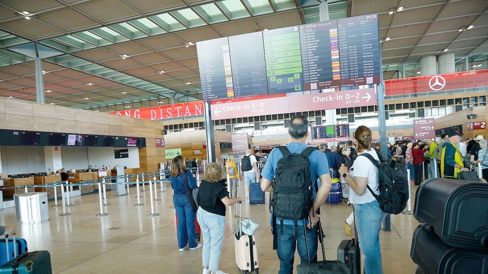 Passagiere müssen am Flughafen BER Geduld mitbringen. Foto: Carsten Koall/dpa