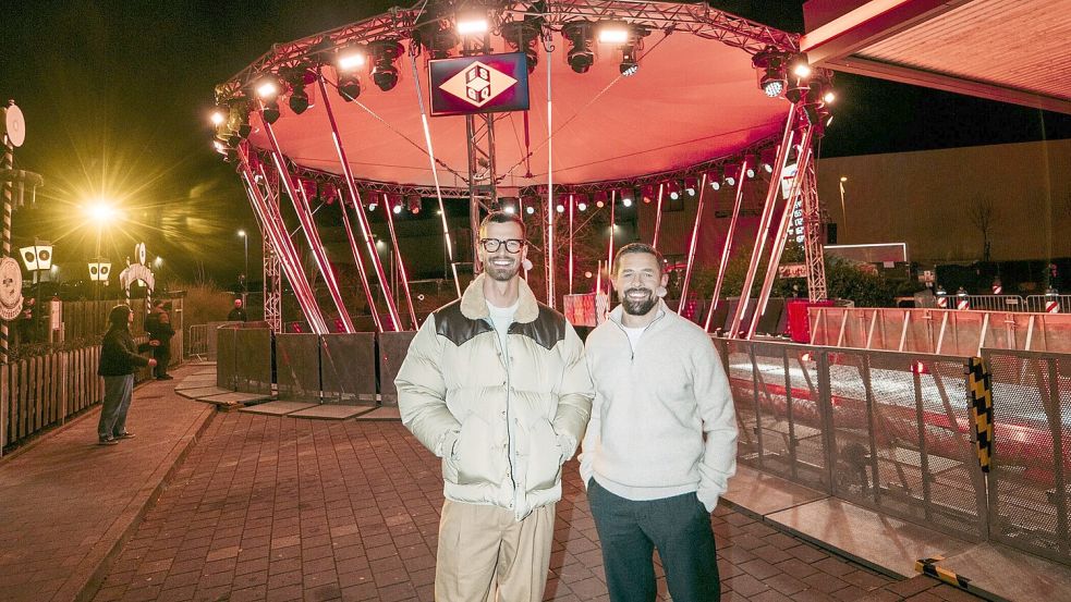 Joko und Klaas setzen ab dem 20. September ihre Sendung „Ein sehr gutes Quiz (mit hoher Gewinnsumme)“ fort – doch wo genau, wird erst zum Sendungsbeginn verraten. Foto: Joyn/Julian Mathieu