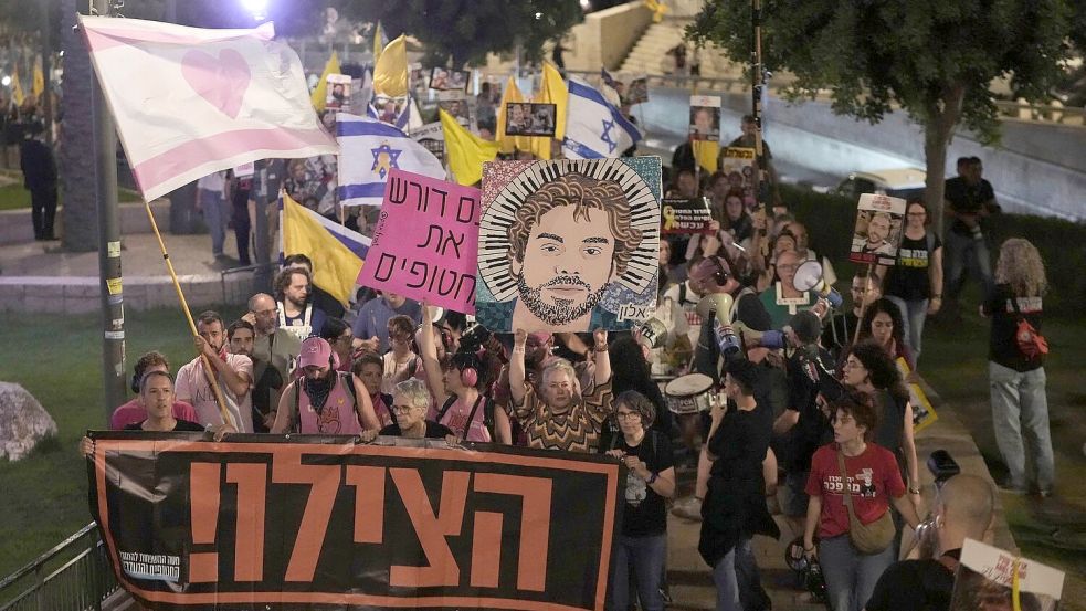 In Israel fordern erneut Tausende Menschen ein Ende des Krieges. Foto: Mahmoud Illean/AP/dpa