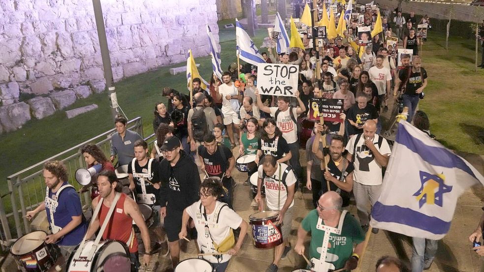 Angehörige der Geiseln werfen der israelischen Regierung vor, die Verschleppten zu opfern. Foto: Mahmoud Illean/AP/dpa