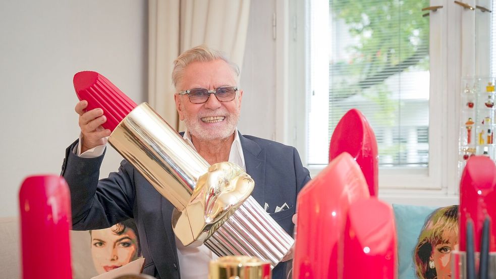 Sammelt gerne Lippenstifte: der Berliner Visagist René Koch. Foto: Soeren Stache
