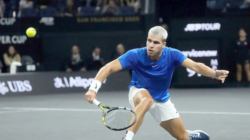 Carlos Alcaraz war gegen den US-Amerikaner Taylor Fritz chancenlos. Foto: Jeff Chiu/AP/dpa