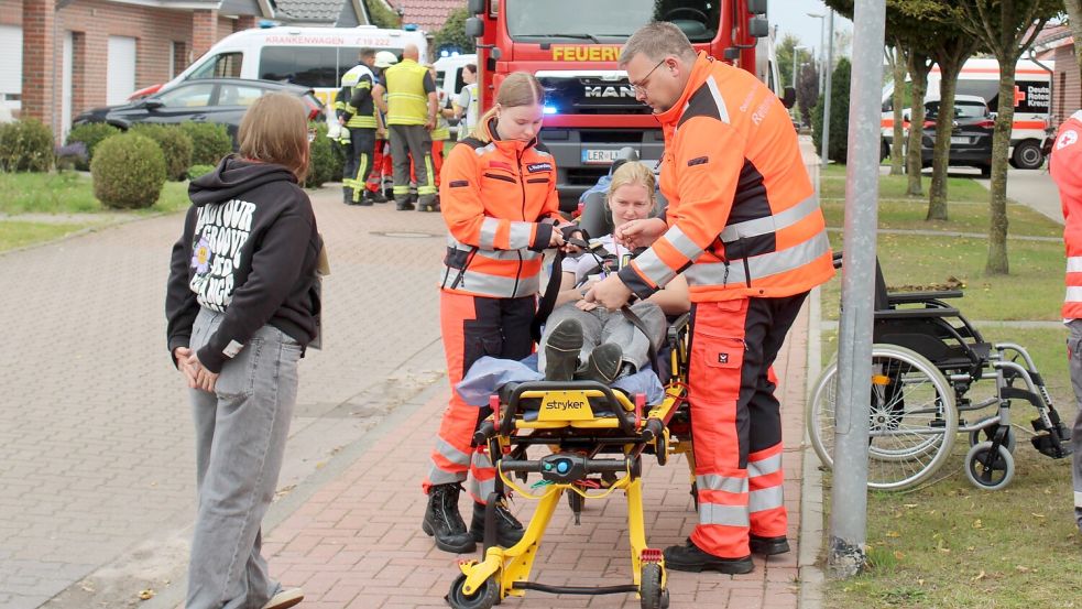 Neben Rettungsdienst und Feuerwehr wirkten auch Laiendarsteller mit, die die Heimbewohner spielten. Foto: Joachim Rand