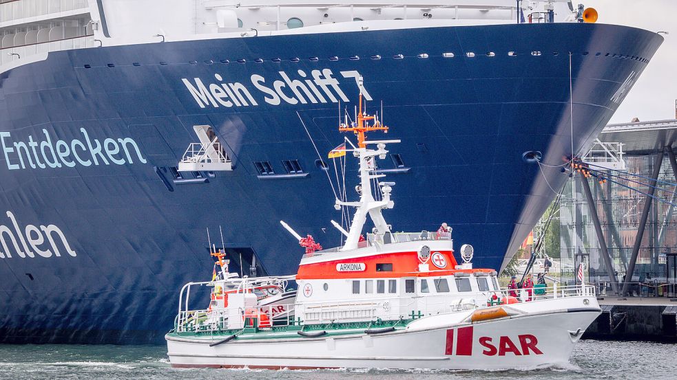 Rostock am Freitag: Der Seenotrettungskreuzer „Arkona“ der Deutschen Gesellschaft zur Rettung Schiffbrüchiger (DGzRS) bringt Feuerwehrleute aus Lübeck und Hamburg bei einer Übung nach dem Abseilen aus einem Hubschrauber über der Ostsee zum Kreuzfahrtschiff „Mein Schiff 7“. Die Einsatzkräfte trainieren an Bord des Kreuzfahrtschiffs die Versorgung und Bergung von mehreren Verletzten. Foto: Jens Büttner/dpa