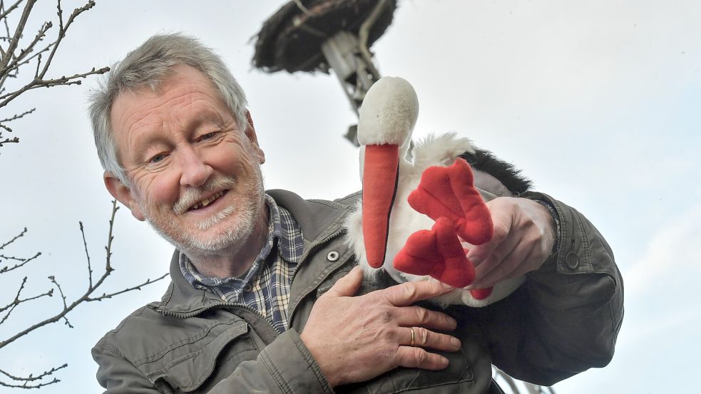 Hans Appiß – hier im Bild – kümmerte sich ehrenamtlich als Storchenvater um die Störche in der Region. Sein Nachfolger ist Holger Boekhoff. Foto: Klaus Ortgies/Archiv