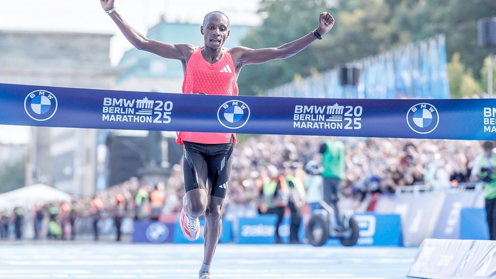Sabastian Sawe siegte beim 51. Berlin-Marathon mit großem Vorsprung. Foto: Andreas Gora