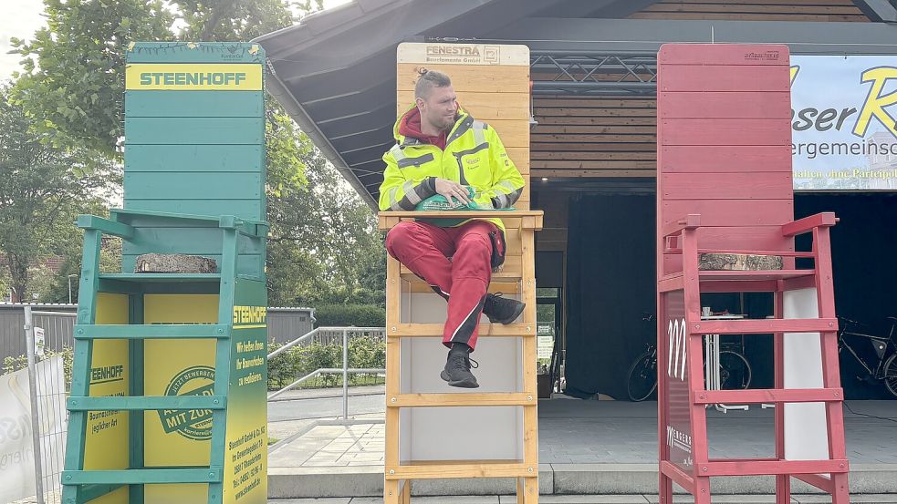 Etwas einsam fühlt sich Kevin Amthor. Mit Sabine Giebelhausen und Tobias Wegner haben bereits zwei Kandidaten aufgegeben. Jetzt sind noch 8 Teilnehmer beim Pfahlsitzwettbewerb im Rennen. Foto: Carsten Ammermann