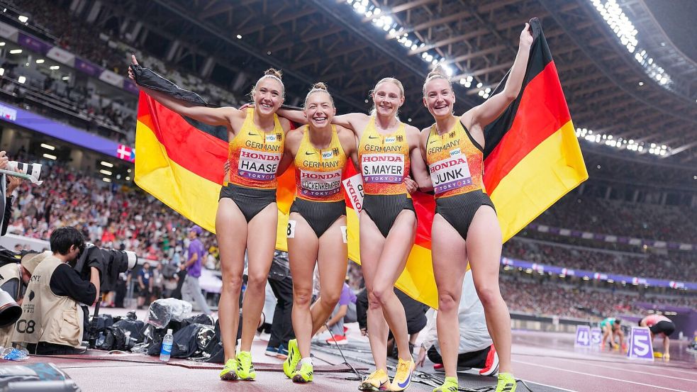 Die Staffel gewinnt Bronze. Foto: Michael Kappeler/dpa