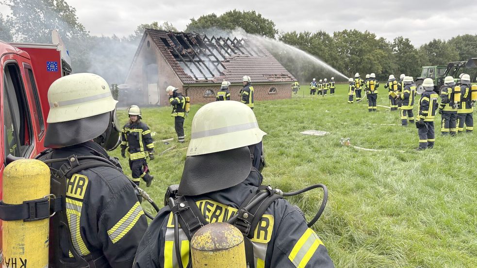 Zahlreiche Feuerwehrleute sind in Holte im Einsatz. Dort stand ein großer Schuppen in Vollbrand. Foto: Carsten Ammermann