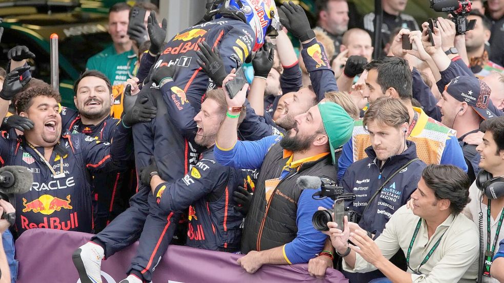Max Verstappen feiert seinen nächsten Sieg. Foto: Darko Bandic/AP/dpa
