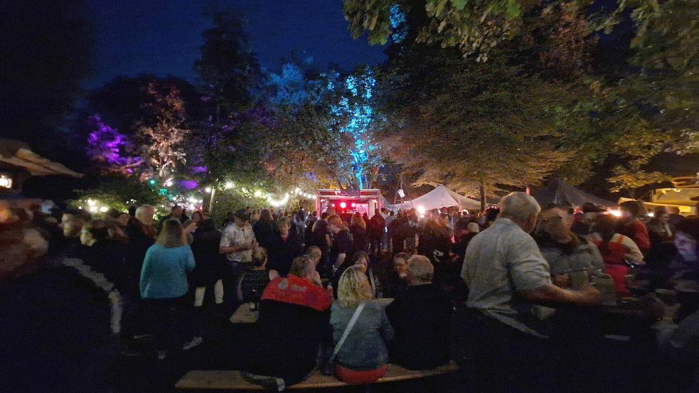 Am Sonnabendabend war im Stadtgarten von Weener kaum ein freier Platz zu finden. Foto: Tatjana Gettkowski