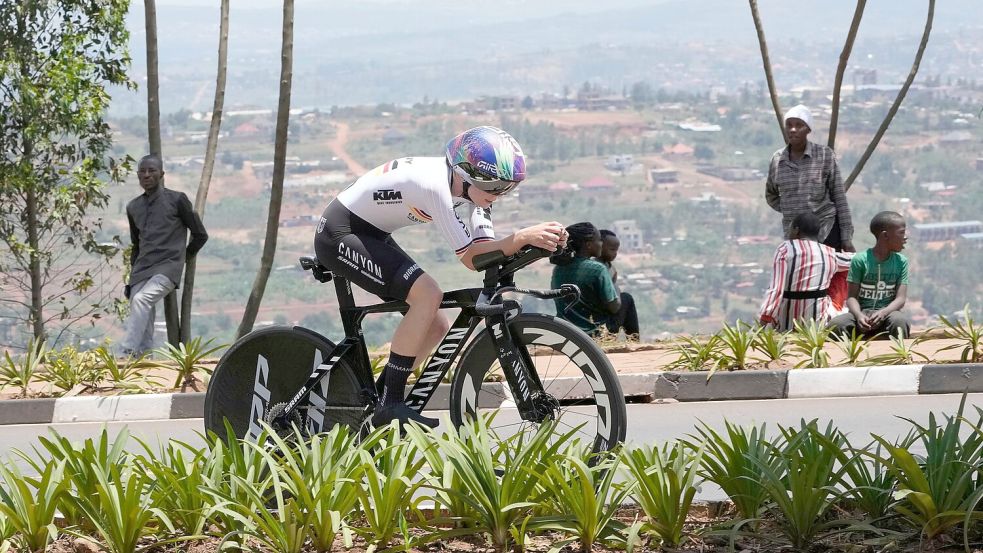 Auftakt der Rad-WM in Ruanda: Die Deutsche Antonia Niedermaier beim Einzelzeitfahren. Foto: Jerome Delay/AP/dpa