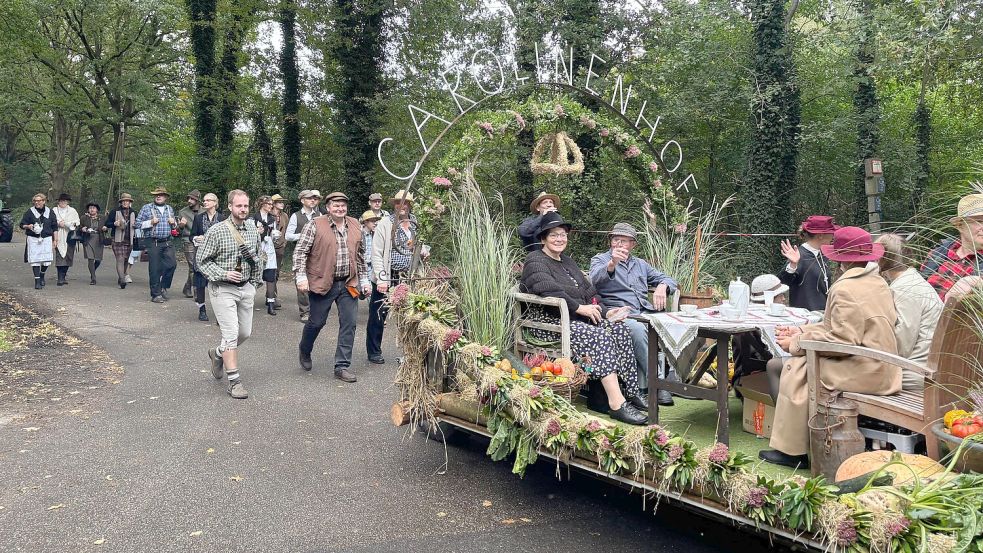 Liebevoll geschmückte Erntewagen nehmen am Umzug teil. Foto: Marius Ammermann