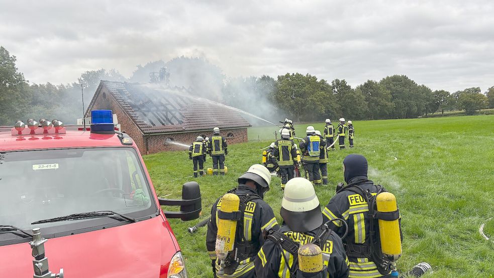 Die Feuerwehr bekämpfte das Feuer unter Atemschutz. Foto: Carsten Ammermann