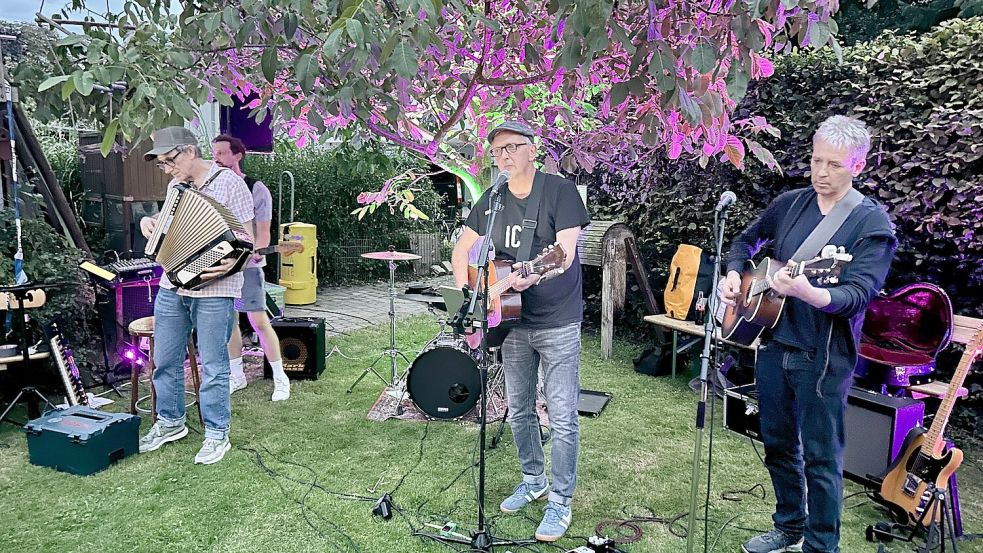 Bekannte Gesichter aus der Osnabrücker Musikszene im privaten Garten. Foto: Matthias Liedtke