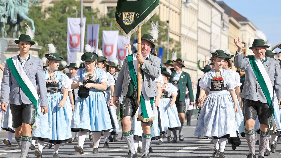 Traumhaftes Wetter, fesche Trachten - der Tag zwei des Oktoberfests. Foto: Karl-Josef Hildenbrand
