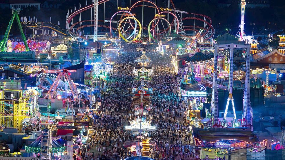 Bis in den späten Abend hinein blieb es voll auf dem Gelände. Foto: Sven Hoppe