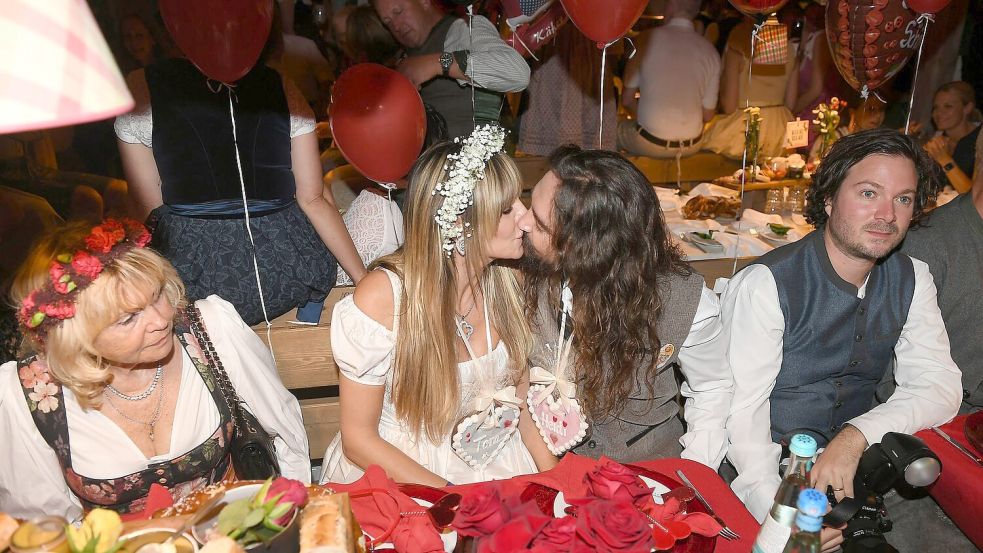 Heidi Klum und Tom Kaulitz knutschen im Käferzelt. Foto: Felix Hörhager