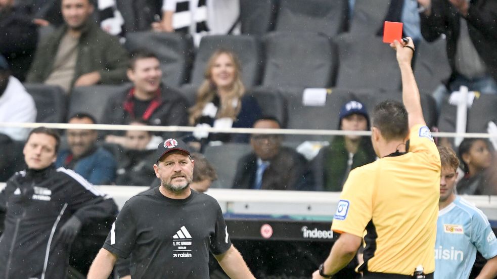 Steffen Baumgart sieht in einer hektischen Schlussphase Rot. Foto: Arne Dedert