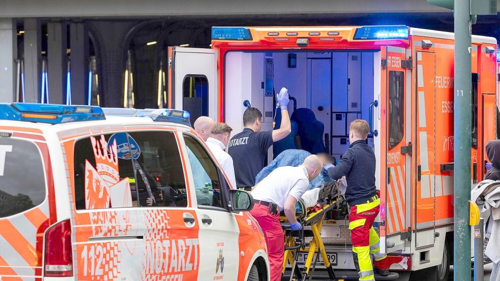 Eine verletzte Frau wird von Rettungskräften versorgt. Foto: Justin Brosch
