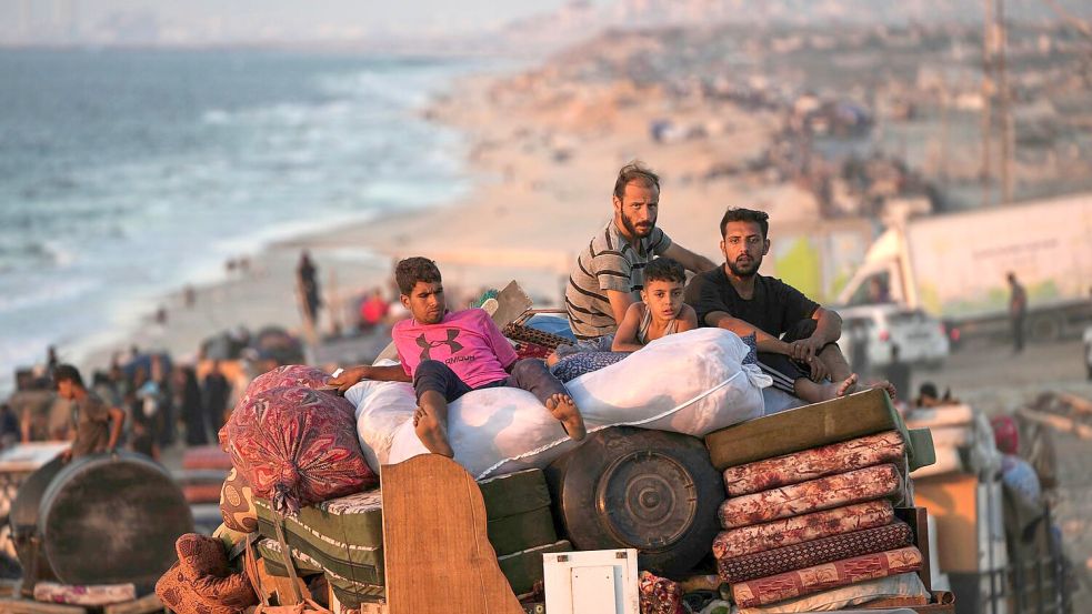 Vertriebene Palästinenser fliehen aus der Stadt Gaza. (Archivbild) Foto: Abdel Kareem Hana/AP/dpa