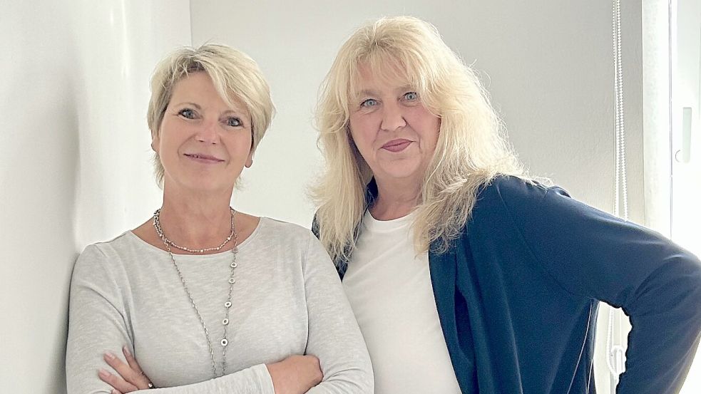 Kriminalhauptkommissarin Petra Puls (links) und Polizeihauptkommissarin Svenia Temmen von der Polizeiinspektion Leer/Emden sind Beraterinnen für Kriminalprävention. Foto: Polizei