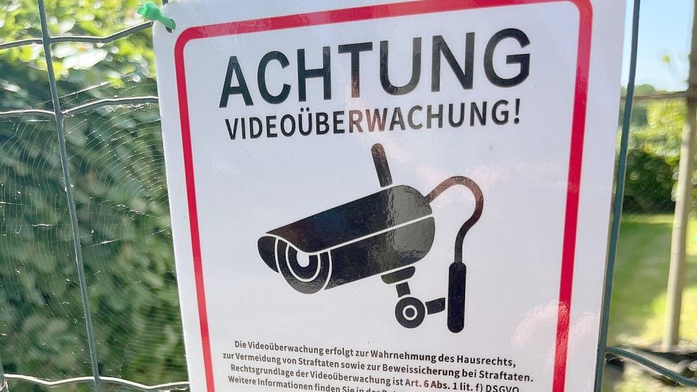 Wer beispielsweise seine Einfahrt mit einer Kamera überwacht, muss das kenntlich machen. Foto: Carmen Leonhardt