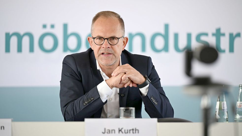 Der Geschäftsführer des Verbandes der Küchenmöbelindustrie, Jan Kurth ist überzeugt, dass es bergauf geht mit der Branche. Foto: Wolf von Dewitz/dpa