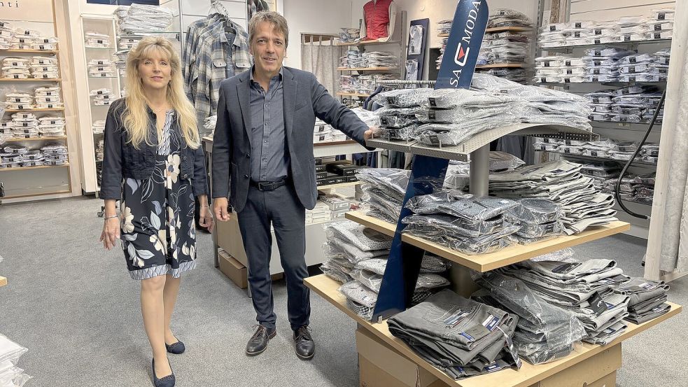Neben festlicher Mode führen Inhaber Ralf Meiners und seine Schwester Ina Meiners-Pancke auch Freizeitmode. Foto: Walker