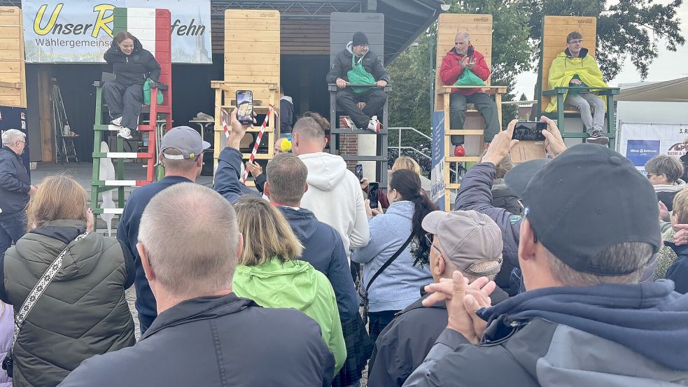 Mit Jona Brand (von links), Marcel Mettjes, Walter Klink und Julius Wiegand gibt es gleich vier Gewinner beim 3. Pfahlsitz-Wettbewerb anlässlich des Fehntjer Marktes auf dem Marktplatz in Rhauderfehn. Die vier Kandidaten zeigten Sitzfleisch und konnten unter viel Applaus nach 52 Stunden am Sonntag pünktlich um 18 Uhr den Hochstuhl als Sieger verlassen. Foto: Carsten Ammermann
