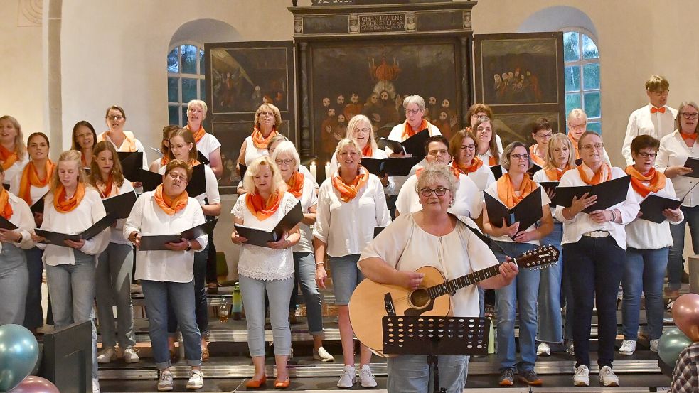 Der Chor „akzente“ bei seinem Sommerkonzert 2024 in der Backemoorer Kirche. Am 27. September 2025 ist der Chor in der Petruskirche zu erleben. Archivfoto: Clarissa Scherzer