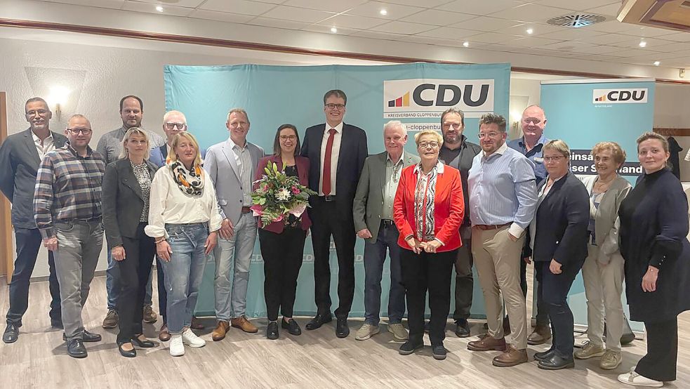 Markus Janssen (9. von links), der Vorsitzende des CDU-Gemeindeverbands Saterland, wurde jetzt in einer Urwahl zum Kandidaten für die Bürgermeisterwahl 2026 im Saterland nominiert. Darüber freuten sich die Mitglieder der Findungskommission, die sich aus Vertretern des Verbandsvorstands, der Gemeindeverbands und der Ratsfraktion zusammensetzt. Foto: CDU Saterland