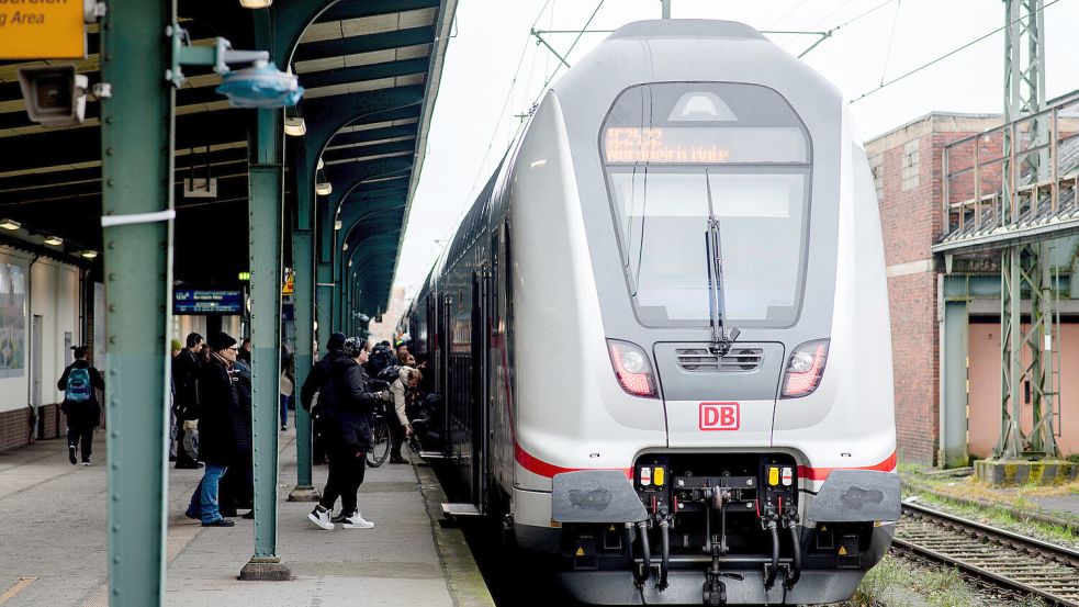 Bald Geschichte?: Ein IC der Deutschen Bahn mit Fahrtziel Norddeich Mole steht an einem Bahnsteig im Oldenburger Hauptbahnhof. Foto: Hauke-Christian Dittrich/dpa/Arcjov