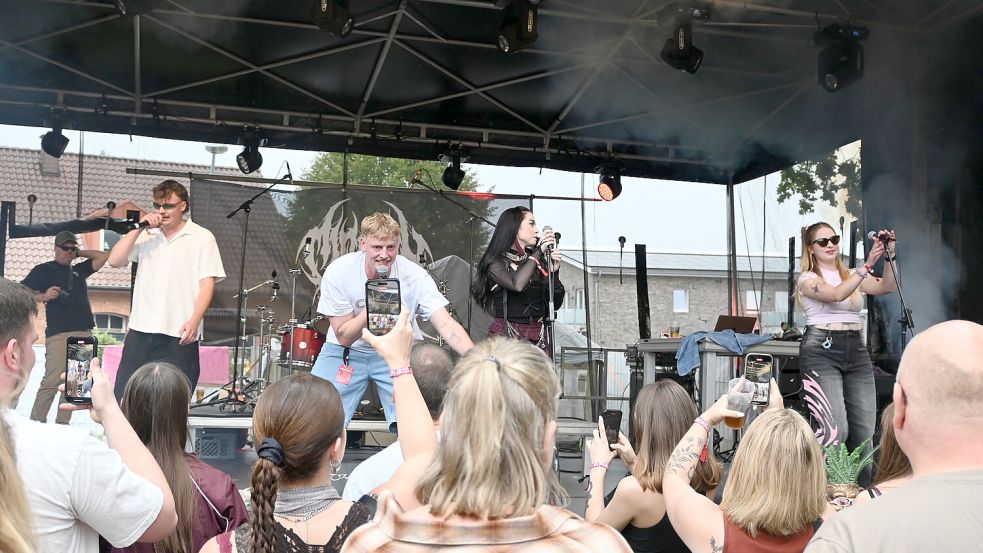 Die Rhauderfehner Lokalmatadoren Miquell & Frille (Silas Hartema und Ole Frieling) mit Band präsentierten Deutsch-Rap. Foto: Holger Weers