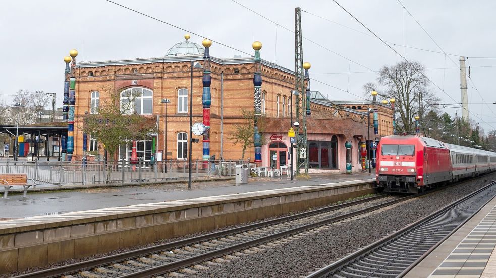Warum die Oberleitung in Uelzen kaputt gegangen ist, war zunächst unklar. Ein umgefallener Baum soll es nicht gewesen sein, sagte eine Bahnsprecherin. Foto: Philipp Schulze