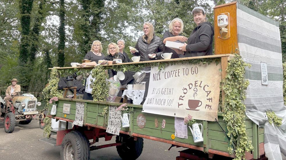 Am Umzug nahm auch der Festwagen „Trödelcafé“ teil. Foto: Marius Ammermann