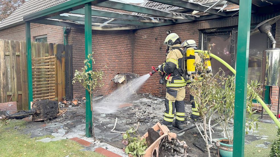 Die Terrasse und die Fassade des Hauses wurden stark beschädigt. Foto: Feuerwehr