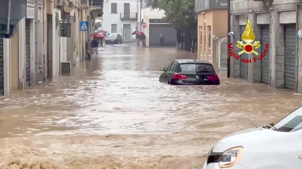 In der Stadt Cabiate zwischen Mailand und dem Comer See fließt das Wasser kniehoch durch die Straßen. Foto: -/Vigili del Fuoco/dpa