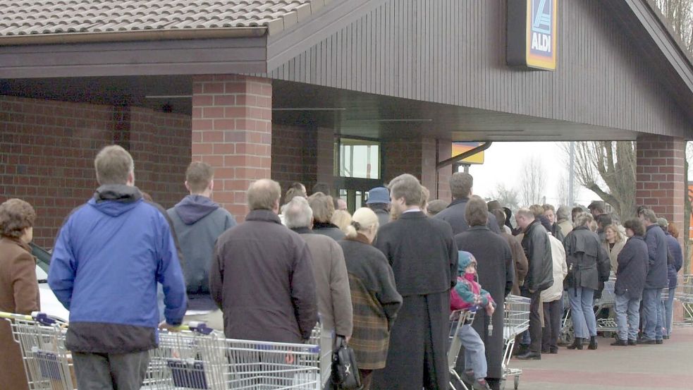 Schlangestehen für einen Aldi-PC. (Archivbild) Foto: Martin Gerten/dpa