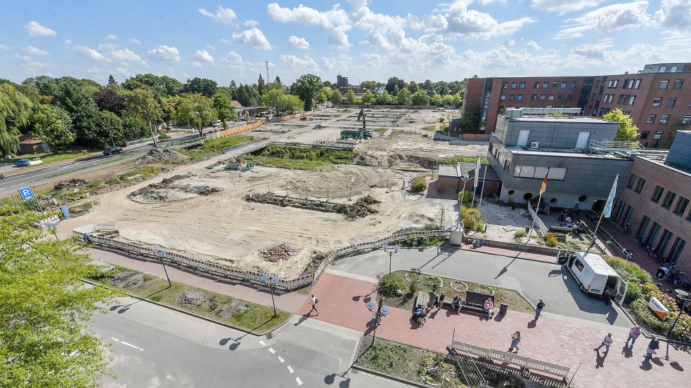 Blick vom Dach des Parkhauses: rechts die Ammerland-Klink, links davor die freie Fläche für den Neubau. Foto: Klaus Ortgies