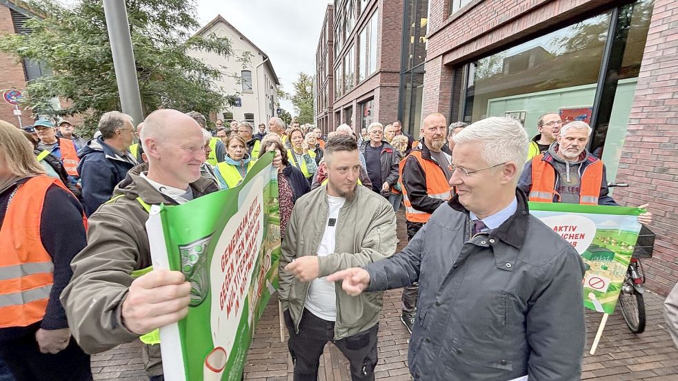 Am Donnerstag, 18. September 2025, unterhielt sich Landrat Matthias Groote (rechts) mit den Protestlern aus Nortmoor. Foto: Klaus Ortgies