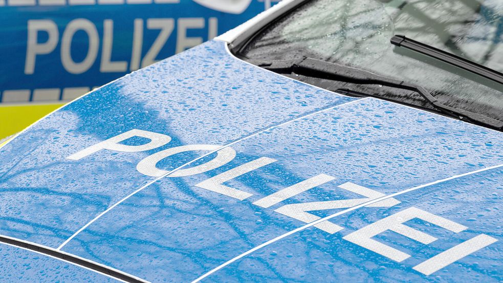 Schilderungen eines Messerangriffs auf ein Mädchen in Moordorf, die im Internet verbreitet wurden, hielten am Montag die Polizei in Atem. Foto: Soeren Stache/DPA