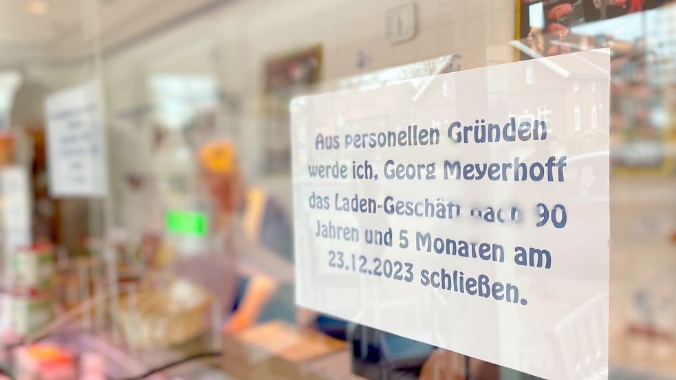 An der Scheibe hing ein Hinweis für die Kunden: Nur noch bis zum 23. Dezember herrscht Leben an der Theke der Fleischerei Meyerhoff in Collinghorst. Foto: Janßen