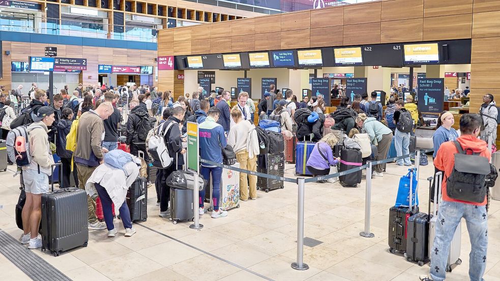 Der Berliner Flughafen wartet weiter auf die Wiederherstellung der Computertechnik zur Passagierabfertigung. Foto: Michael Ukas