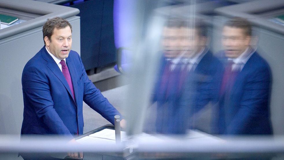 Klingbeil schwört im Bundestag auf harte Zeiten ein. Foto: Bernd von Jutrczenka/dpa