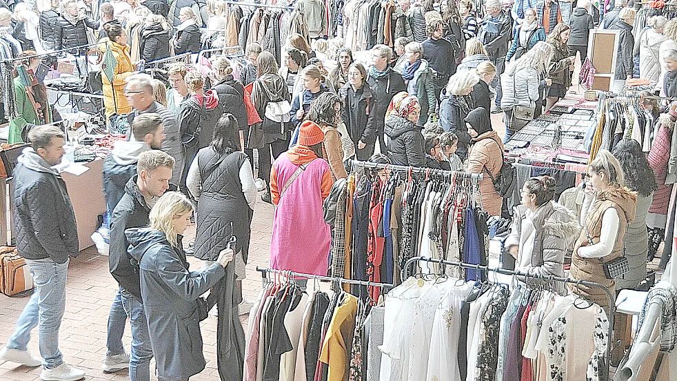 Flohmärkte wie dieser in der Ostfrieslandhalle haben in Leer stattgefunden. Foto: Bodo Wolters/Archiv
