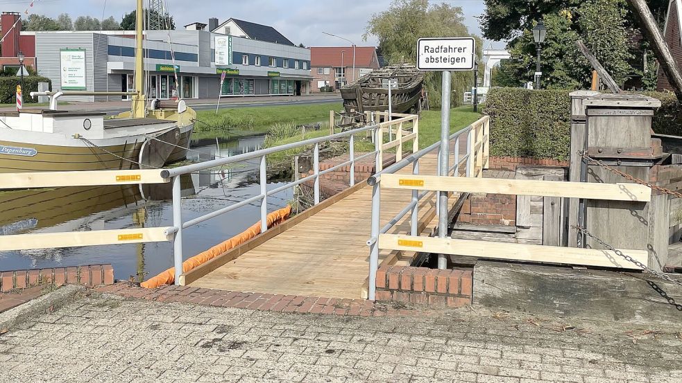 Die Behelfsbrücke an der Von-Velen-Anlage ist nun aufgebaut. Foto: Hermann Hinrichs