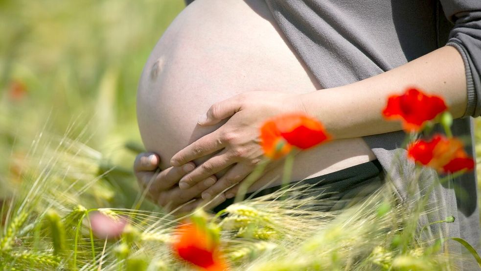 Schwangere sollten Medikamente nach Angaben des Berufsverbands der Frauenärzte grundsätzlich nur nach ärztlichem Rat nehmen. (Symbolbild) Foto: Patrick Pleul/dpa