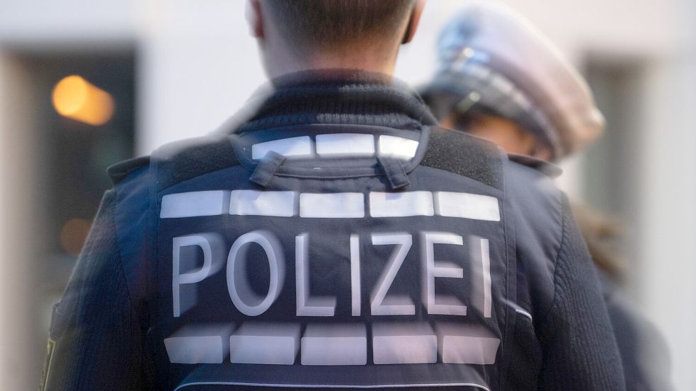 Zivilkräfte der Polizei Bremen haben am Montag in der Neustadt einen Mann und eine Frau gestellt, die verdächtigt werden mit Drogen gehandelt zu haben. Foto: Marijan Murat/dpa