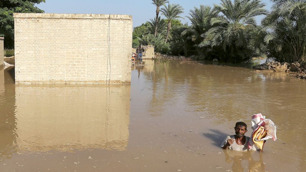 89 Prozent der von Überschwemmungen Betroffenen leben in Ländern mit niedrigem oder mittlerem Einkommen (Archivbild) Foto: Asim Tanveer/AP/dpa